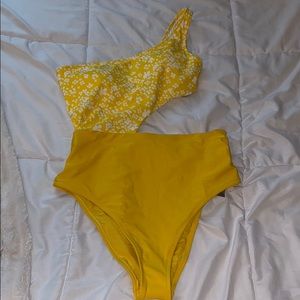 Brand New. Never worn. It does not fit.